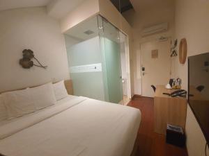 Postel nebo postele na pokoji v ubytování Hotel Clover 769 North Bridge Road