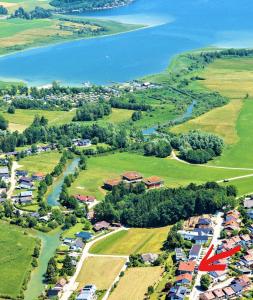 una vista aerea di un villaggio vicino all'acqua di Haus am Weinberg a Seekirchen am Wallersee