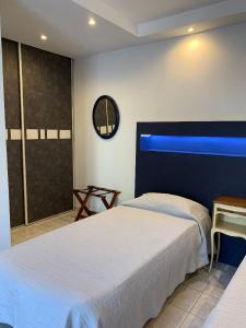 1 dormitorio con 2 camas y una ventana azul en Sole e Mare, en Galeria