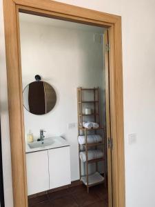 a bathroom with a sink and a mirror at Convento Hermana Esther in Alosno