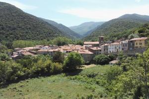 een dorp in een vallei met bergen op de achtergrond bij Catalan Cottage terrace and secure garage in Rigarda