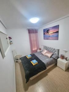 Un pat sau paturi într-o cameră la Spain Apartments Mar De Cristal