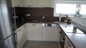 A kitchen or kitchenette at Jenny home
