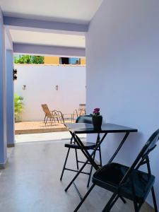 a dining room with a table and chairs at Lila Limao Hostel in Abraão