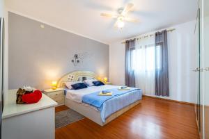 Schlafzimmer mit einem Bett und einem Deckenventilator in der Unterkunft Apartment Thalia in Zadar