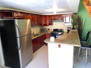 Η κουζίνα ή μικρή κουζίνα στο The Cove Apartment Second Floor 5C