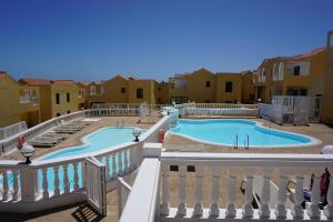 balkon z widokiem na basen w obiekcie Caleta Paraiso Sea View 137 w mieście Costa de Antigua