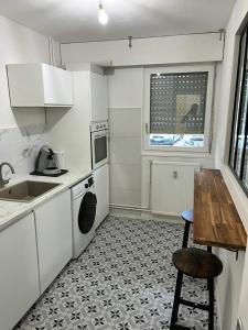 Kuchyň nebo kuchyňský kout v ubytování APPARTEMENT LE ROUSSEAU METZ AVEC PARKING GRATUIT + 7 fotografií