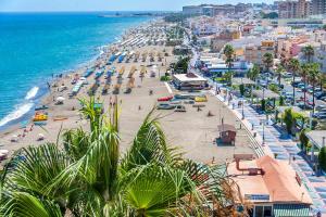 z powietrza widok na plażę z ludźmi i ocean w obiekcie Semi-detached Adosado con Encanto -130 m2 - WiFi 600 Mb - Piscina Comunitaria - Patio Privado w mieście Torremolinos