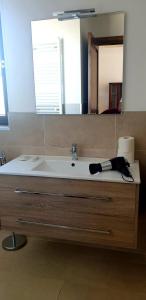 um lavatório na casa de banho com um espelho em VILLA AURORA em Ostuni
