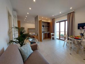 TV a/nebo společenská místnost v ubytování Mistral Luxury Suites