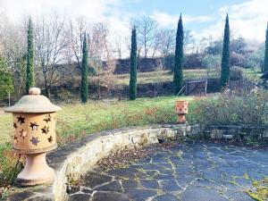 un giardino con un idrante su un muro di pietra di Villa delle Rose a Dicomano