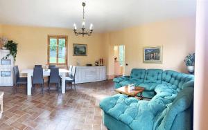 un soggiorno con divano blu e tavolo di Villa delle Rose a Dicomano