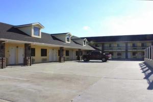 un camión estacionado frente a un edificio en OYO Hotel Ingleside TX, en Ingleside