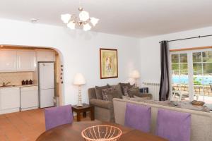 una sala de estar con un sofá y una mesa en Casa América, en Casal da Lagoa Seca