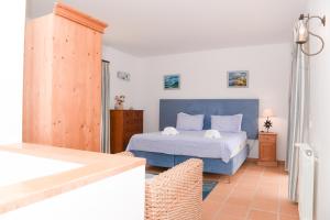 una camera con letto e testiera blu di Casa América a Casal da Lagoa Seca