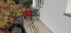 テンノにあるGarda View Guest Houseのパティオ(椅子、テーブル付)