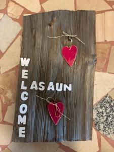 zwei Herzen auf einem Holzschild mit den Worten als au crochet in der Unterkunft Haus Lasaun in Brixen
