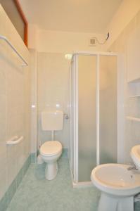 Residence Pineda في بيبيوني: حمام مع مرحاض ودش ومغسلة