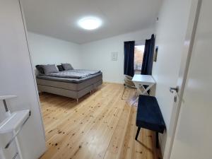 uma sala de estar com uma cama e um piso de madeira em Villa Lotta em Åsa