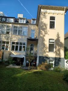 un gran edificio blanco con patio en Bredeney View en Essen