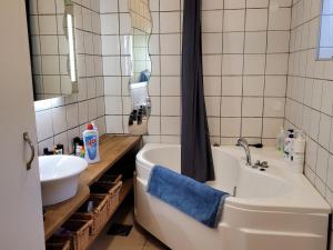 un baño con bañera y lavabo en Villa Lotta, en Åsa 15 fotos más