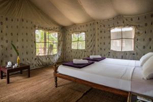 מיטה או מיטות בחדר ב-Amritara Riverside Luxury Tents