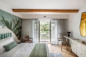 ein Schlafzimmer mit einem Bett und einem Schreibtisch mit Stühlen in der Unterkunft Suite with private bathroom at three bedroom interwar Villa Grabyte with daily spaces to share by pine forest on the bank of the river- 8min by car from old town in Kaunas