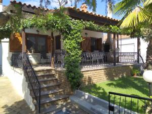 En have udenfor Summer House Fotini