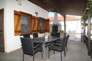 En terrasse eller udendørsområde på Summer House Fotini