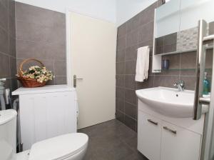 Et badeværelse på Summer House Fotini + 23 billeder