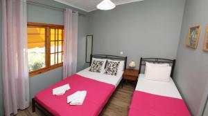 En eller flere senge i et værelse på Summer House Fotini