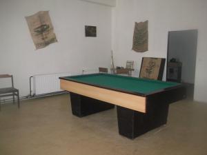 una mesa de ping pong en una habitación con en Restaurace s ubytováním, en Křižany
