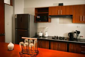 Kitchen o kitchenette sa Moderno y hermoso apartamento en Tarapoto con 3 Dormitorios, ideal para familias