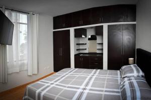 Rúm í herbergi á Moderno y hermoso apartamento en Tarapoto con 3 Dormitorios, ideal para familias