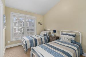 Postel nebo postele na pokoji v ubytování Lakeshore Cottage
