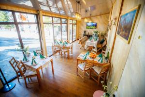 - une vue de tête sur un restaurant avec des tables et des chaises dans l'établissement Cabana Din Poienita, à Poiana Brasov