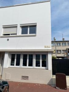 un edificio blanco con ventanas laterales en Bulle Marine, en Calais