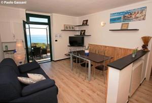 salon z kanapą i stołem w obiekcie Cav Gli Ulivi di Bogliasco parcheggio privato gratuito w mieście Bogliasco