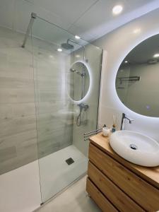 een badkamer met een wastafel en een douche bij Apartamento El Mentiro in Cabopino