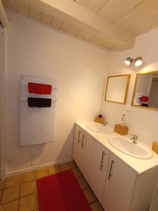 Le Pin-Saint-DenisGîte de charme dans ancienne seigneurie的带两个水槽和一面镜子的浴室