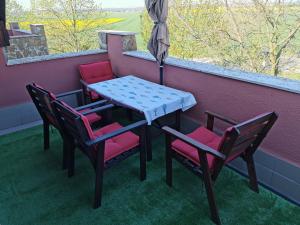 Balkón alebo terasa v ubytovaní Best Golf-Birdland Apartman