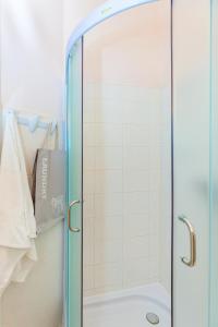 una ducha con puerta de cristal en un baño en Apartment Hana, en Ičići 23 fotos más