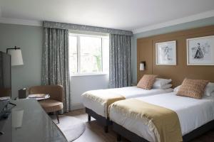 Postel nebo postele na pokoji v ubytování Bush Hotel Farnham