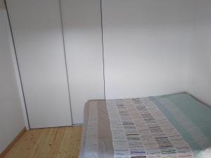 een bed met een krant erop in een kamer bij Le Galion in Thiers