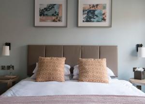 Postel nebo postele na pokoji v ubytování Bush Hotel Farnham