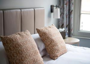 Postel nebo postele na pokoji v ubytování Bush Hotel Farnham
