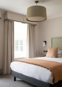 Postel nebo postele na pokoji v ubytování Bush Hotel Farnham
