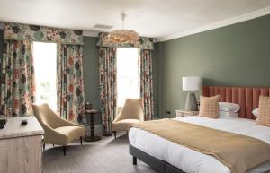 Postel nebo postele na pokoji v ubytování Bush Hotel Farnham