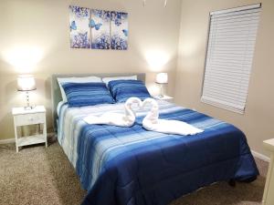 A bed or beds in a room at Cute and Cozy Close to All Main Activities